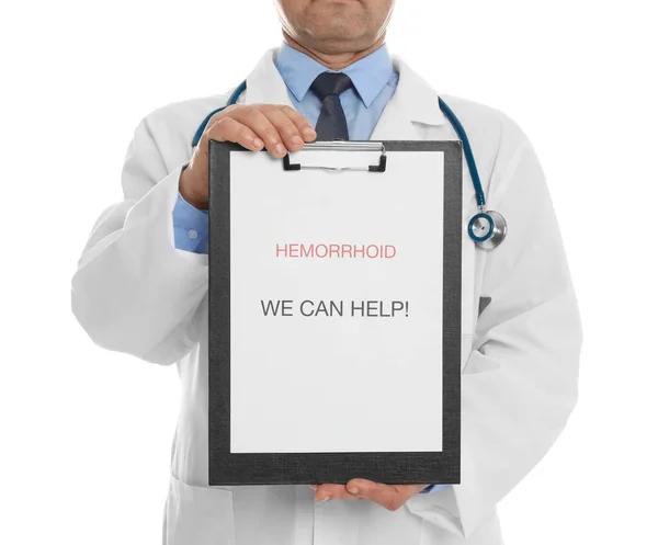 Doctor Sujetando Portapapeles Con Palabras Hemorrhoid Que Podemos Ayudar Fondo — Foto de Stock