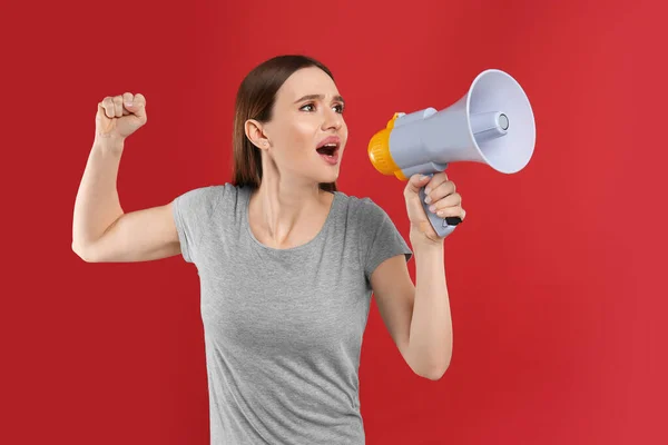 Mulher Jovem Emocional Com Megafone Fundo Vermelho — Fotografia de Stock