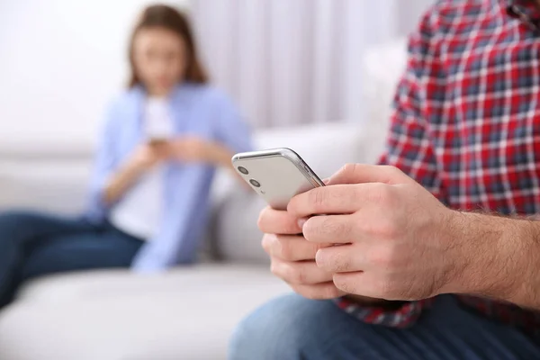 Homem Com Smartphone Ignorando Sua Namorada Casa Close Problemas Relacionamento — Fotografia de Stock