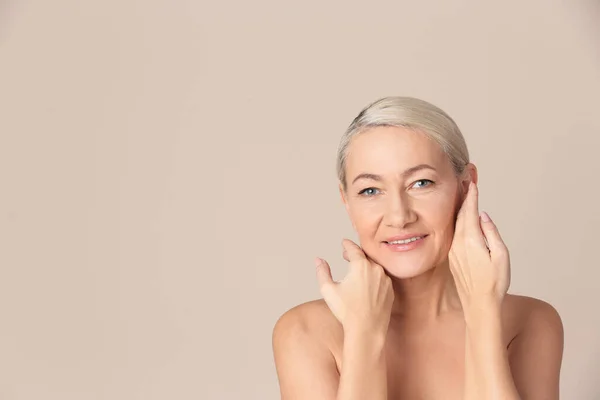 Retrato Bela Mulher Madura Fundo Bege Espaço Para Texto — Fotografia de Stock