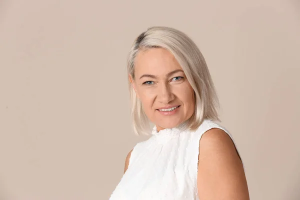 Portret Van Mooie Volwassen Vrouw Beige Achtergrond — Stockfoto