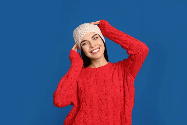 Jovem Mulher Vestindo Suéter Quente Chapéu Fundo Azul Temporada Inverno — Fotografia de Stock