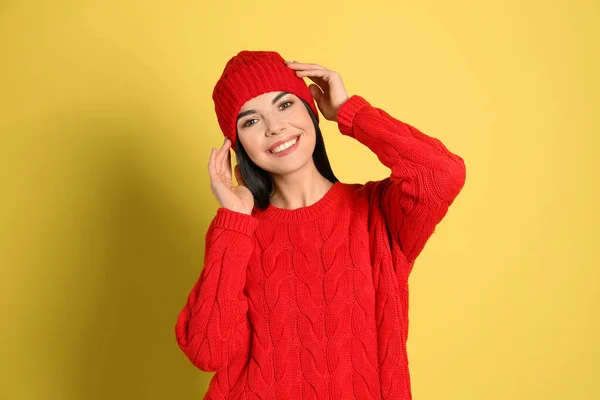 Mujer Joven Con Suéter Cálido Sombrero Sobre Fondo Amarillo Temporada —  Fotos de Stock