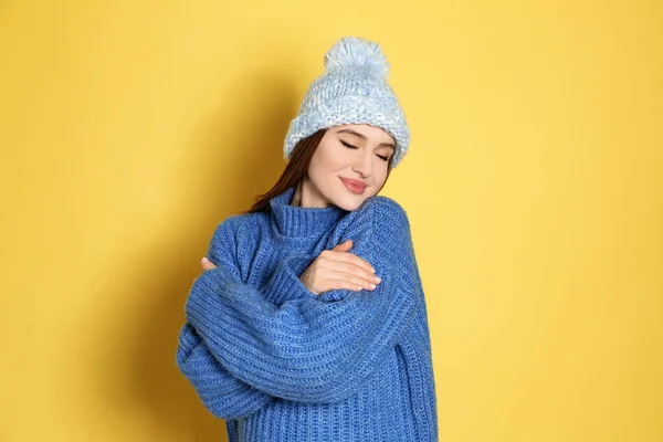 Jovem Mulher Vestindo Suéter Quente Chapéu Fundo Amarelo Temporada Inverno — Fotografia de Stock
