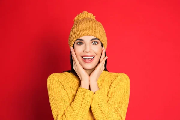 Mujer Excitada Vistiendo Suéter Caliente Sombrero Sobre Fondo Rojo Temporada — Foto de Stock