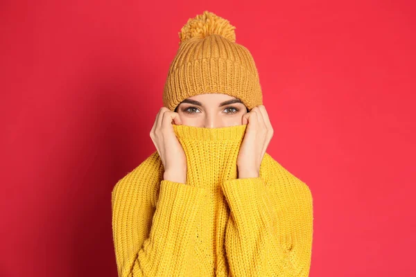 Mujer Joven Con Suéter Cálido Sombrero Sobre Fondo Rojo Temporada —  Fotos de Stock