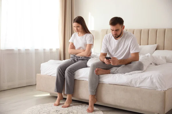 Hombre Con Smartphone Ignorando Novia Casa Problemas Relación — Foto de Stock