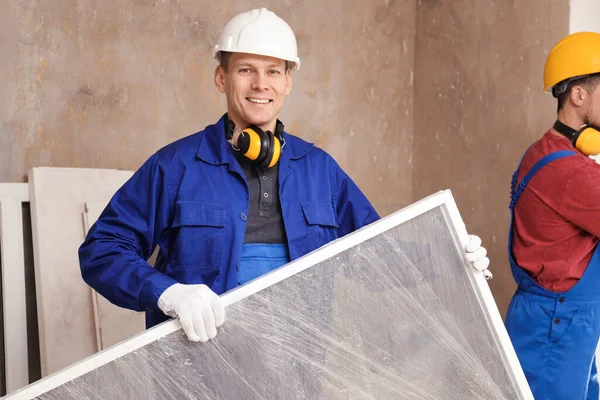 Trabajadores Uniforme Instalando Ventana Plástico Interiores —  Fotos de Stock