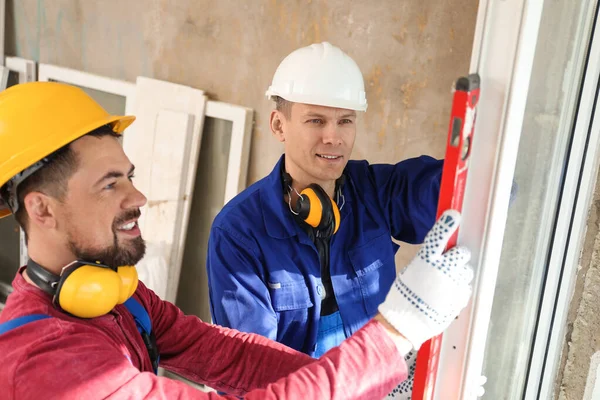 Trabajadores Que Utilizan Nivel Burbuja Para Instalar Ventanas Interiores —  Fotos de Stock