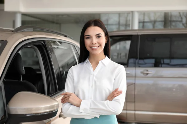 Vendedora Joven Cerca Coche Nuevo Concesionaria —  Fotos de Stock