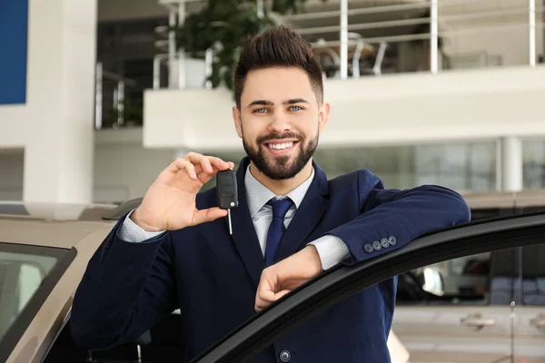 Vendedor Com Chave Perto Carro Concessionária — Fotografia de Stock