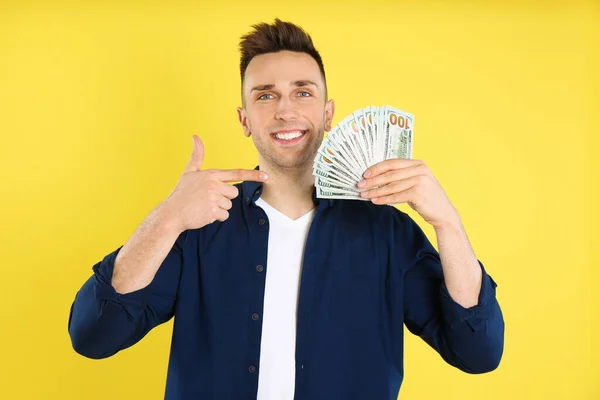 Homem Feliz Com Dinheiro Dinheiro Fundo Amarelo — Fotografia de Stock