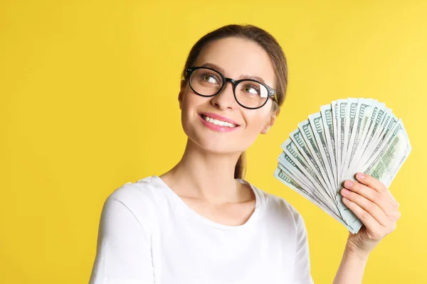 Junge Frau Mit Geld Auf Gelbem Hintergrund — Stockfoto