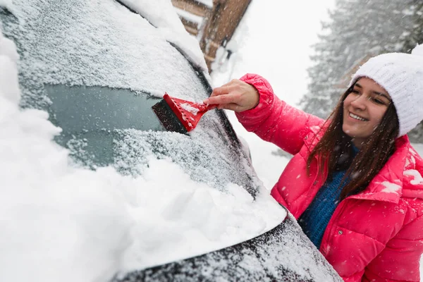 Giovane Donna Pulizia Neve Dal Parabrezza Auto All Aperto Giorno — Foto Stock