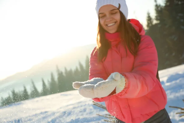 Mujer Joven Divirtiéndose Aire Libre Día Invierno Nevado Espacio Para — Foto de Stock