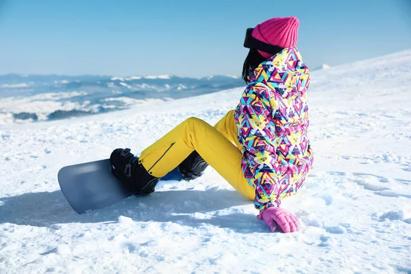 Mujer Joven Con Snowboard Colina Vacaciones Invierno — Foto de Stock