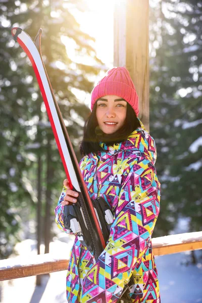 Jeune Femme Avec Ski Portant Des Vêtements Sport Hiver Forêt — Photo