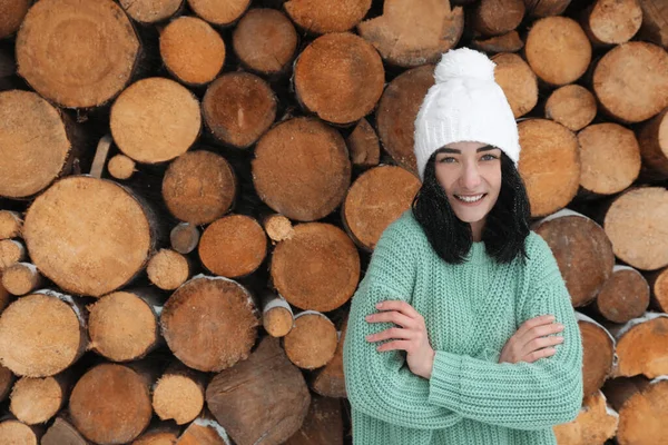 Giovane Donna Che Indossa Maglione Caldo Cappello Vicino Pila Legna — Foto Stock