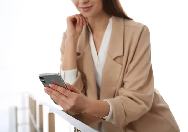 Mujer Joven Usando Teléfono Inteligente Moderno Interior Primer Plano — Foto de Stock