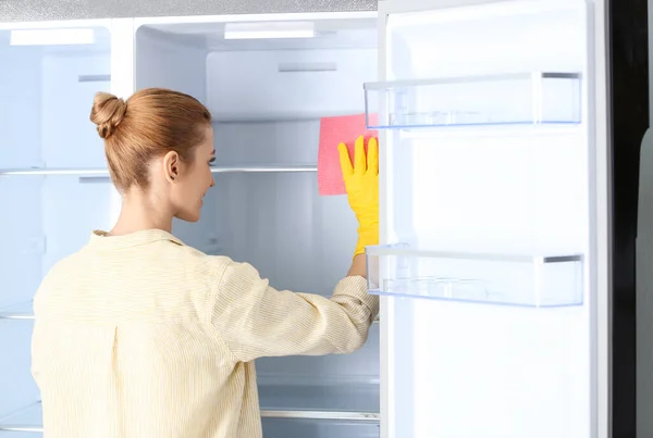 Женщина Резиновых Перчатках Чистит Пустой Холодильник Тряпкой Дома — стоковое фото