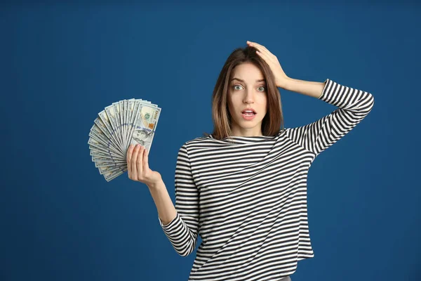 Συναισθηματική Νεαρή Γυναίκα Μετρητά Χρήματα Μπλε Φόντο — Φωτογραφία Αρχείου