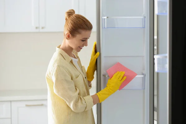 Vrouw Rubberen Handschoenen Schoonmaken Lege Koelkast Thuis — Stockfoto