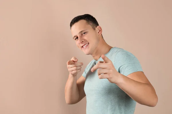 Selbstbewusst Schöner Junger Mann Auf Beigem Hintergrund — Stockfoto