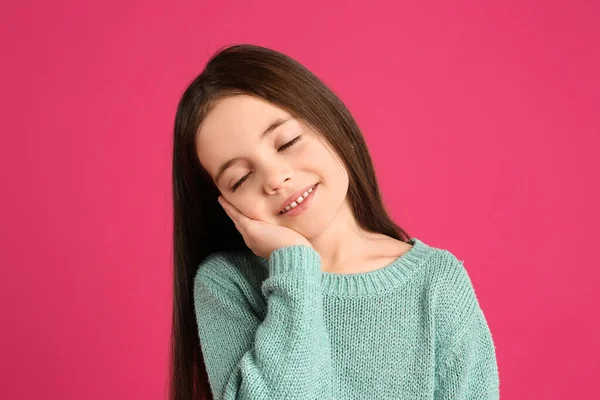 Πορτρέτο Του Χαριτωμένο Κοριτσάκι Ροζ Φόντο — Φωτογραφία Αρχείου