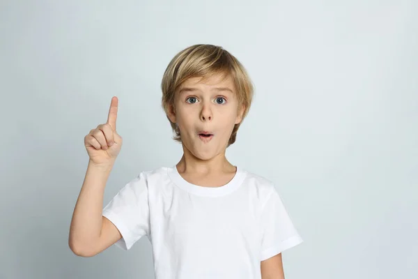 Niño Emocional Sobre Fondo Gris Claro — Foto de Stock