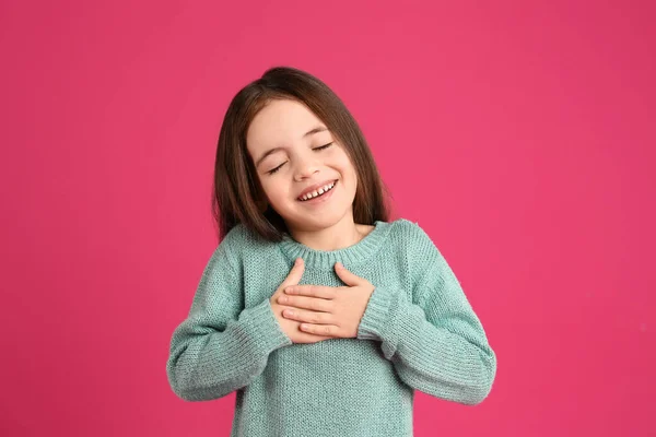 Porträtt Söt Liten Flicka Rosa Bakgrund — Stockfoto