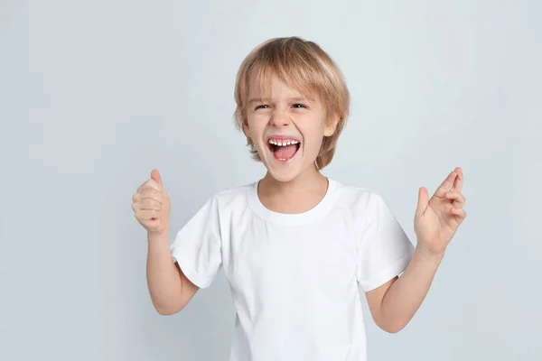 Niño Feliz Sobre Fondo Gris Claro — Foto de Stock