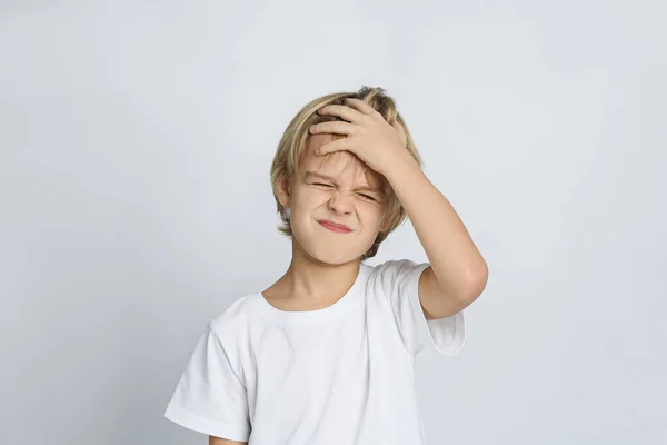 Olycklig Liten Pojke Ljusgrå Bakgrund — Stockfoto