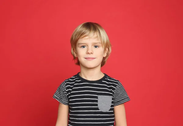 Retrato Menino Bonito Fundo Vermelho — Fotografia de Stock