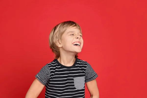 Retrato Menino Feliz Fundo Vermelho — Fotografia de Stock