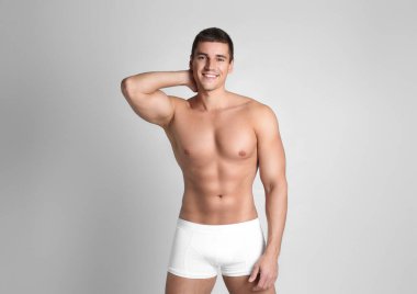 Hafif arka planda seksi vücutlu bir adam.