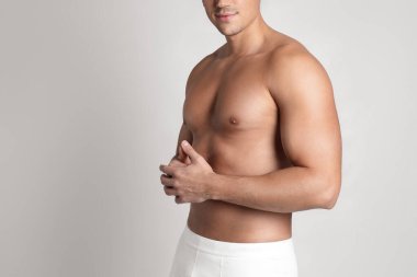 Hafif arka planda seksi vücutlu adam, yakın plan.