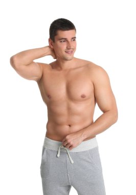 Beyaz arka planda seksi vücutlu bir adam.