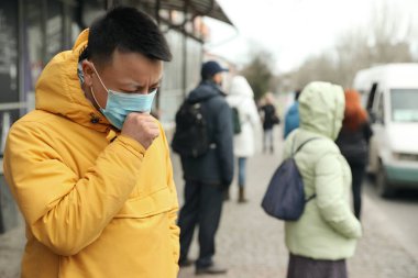 Şehir caddesinde tıbbi maske takan Asyalı bir adam, mesaj için yer var. Virüs salgını