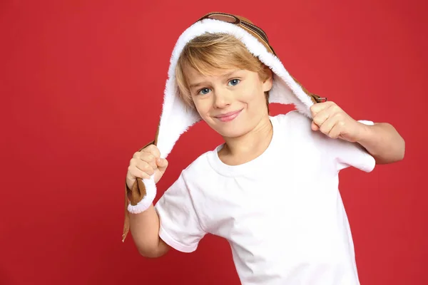 Słodkie Mały Chłopiec Noszenie Kapelusz Czerwonym Tle — Zdjęcie stockowe