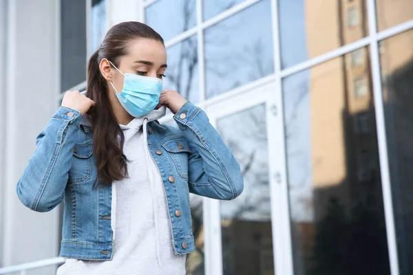 Mujer Con Máscara Desechable Aire Libre Virus Peligroso — Foto de Stock