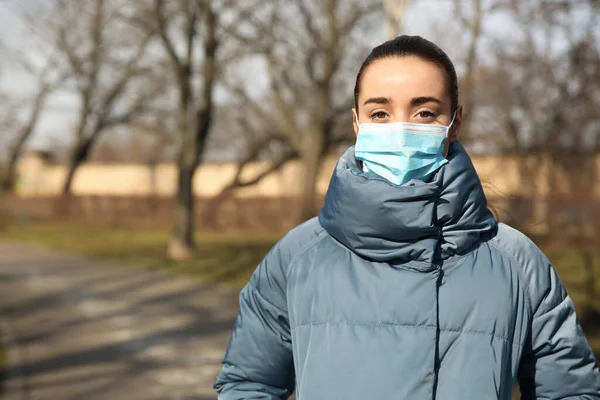 Mujer Con Máscara Desechable Aire Libre Virus Peligroso — Foto de Stock