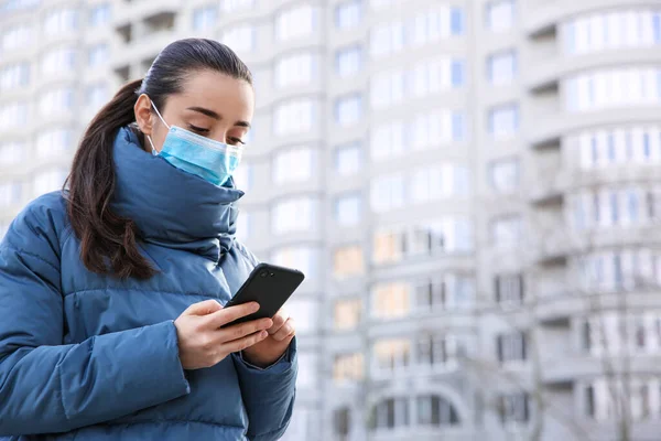 Woman Disposable Mask Smartphone Outdoors Dangerous Virus — Stock Photo, Image