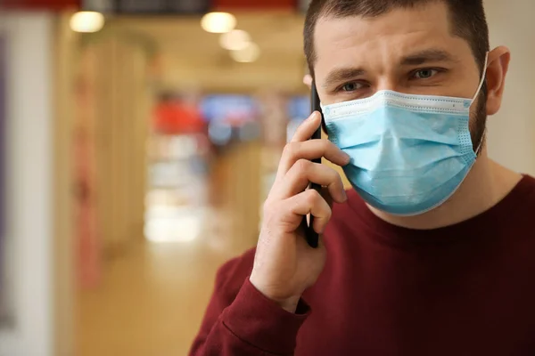 Hombre Con Máscara Desechable Hablando Por Teléfono Interior Virus Peligroso — Foto de Stock