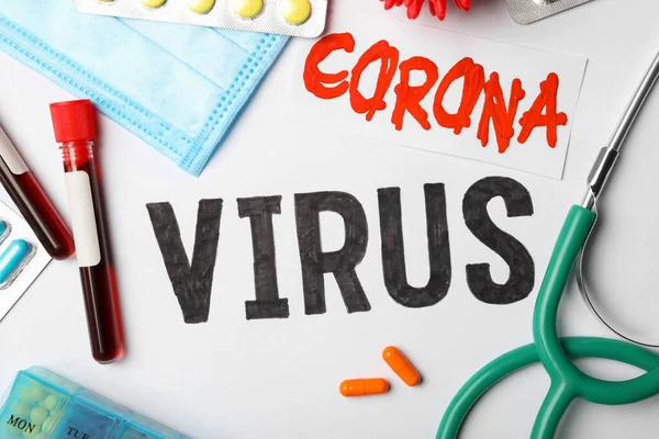 Плоский Композицію Фразою Corona Virus Ліками Білому Тлі — стокове фото