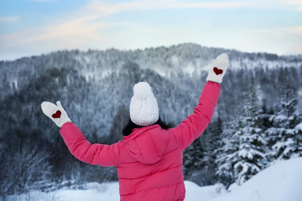 Γυναίκα Ροζ Σακάκι Απολαμβάνοντας Ταξίδι Χιονισμένη Μέρα — Φωτογραφία Αρχείου