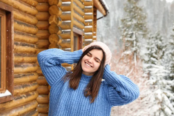 Hezká Žena Teplém Svetru Venku Zimní Den — Stock fotografie