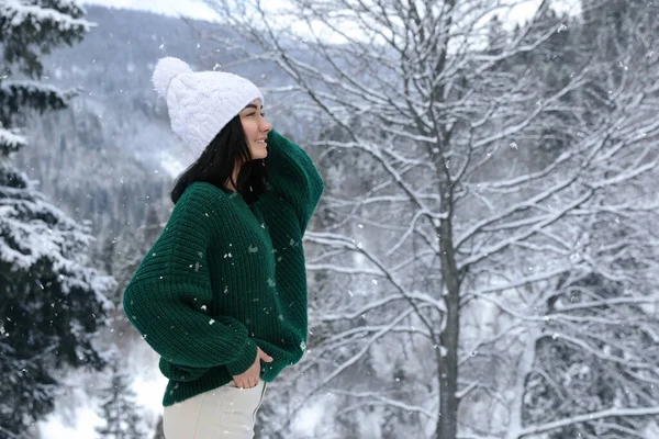 Jolie Femme Portant Pull Chaud Dans Forêt Hiver — Photo