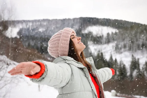 Ευτυχισμένη Γυναίκα Ενάντια Στα Χιονισμένα Βουνά Χειμερινές Διακοπές — Φωτογραφία Αρχείου