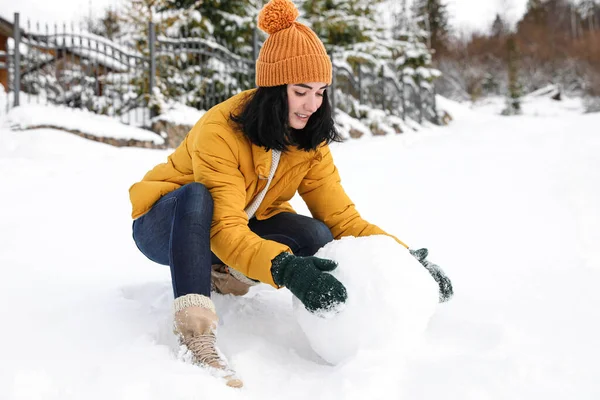 Счастливая Женщина Делает Мяч Снеговика Открытом Воздухе Зимние Каникулы — стоковое фото