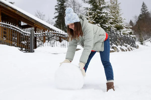 Счастливая Женщина Делает Мяч Снеговика Открытом Воздухе Зимние Каникулы — стоковое фото